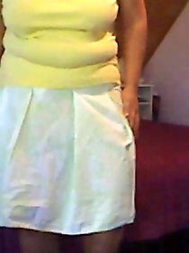 Dissolute momma is posing undressed for money