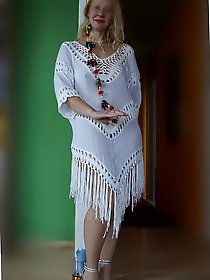 Selena039s posing in white