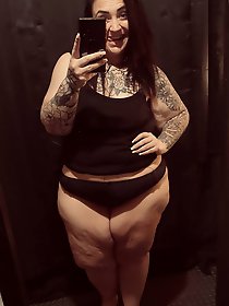 Shocking mature housewife is posing seminaked