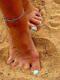 Mature girl is posing totally undressed on cam