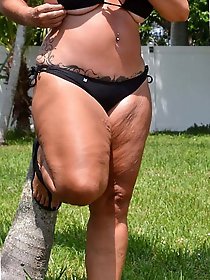 Voluptuous mature cougar gets ready for porn