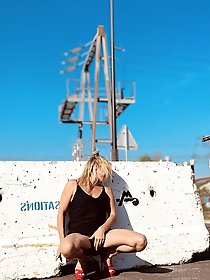 Exhib outdoor Slut stepmom milf show her ass boob pussy pose