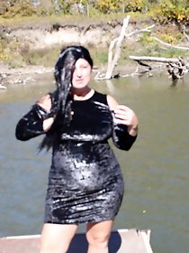 Aged dame is spreading her hips on pix