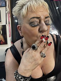 Hot older lass is exposing her sexy curves