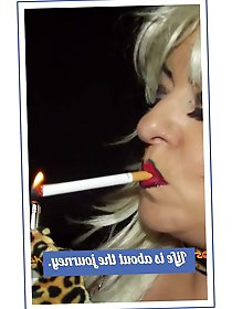 Old businesswoman is fingering her cunt