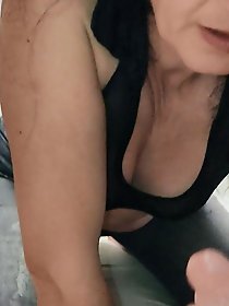 Older woman receives semen in her mouth