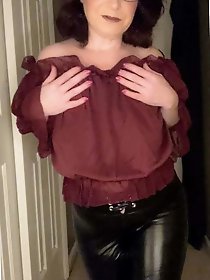 Voluptuous Drama loves to pose with her cocks