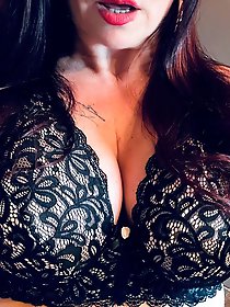 Eva Addams - Wearing a bra