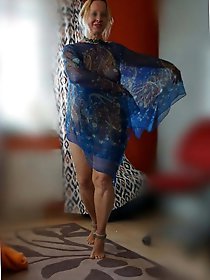 Selena039s dancing posing