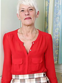 Naughty british mature lady getting horny