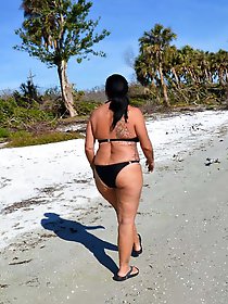 Mature milf is showing off her slit