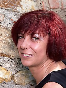 Horny mature lady playing with herself in the garden