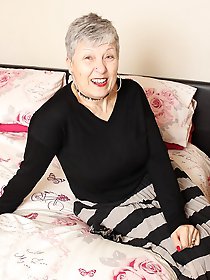 Horny british mature lady getting wet and wild