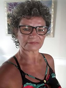 Experienced whore is trying to seduce